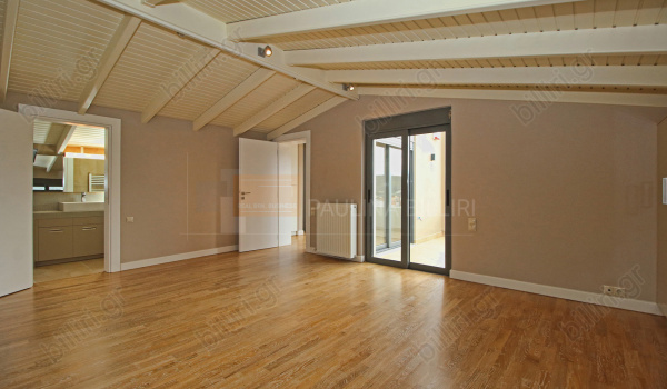 Σοφίτα - γραφείο . Attic - office 